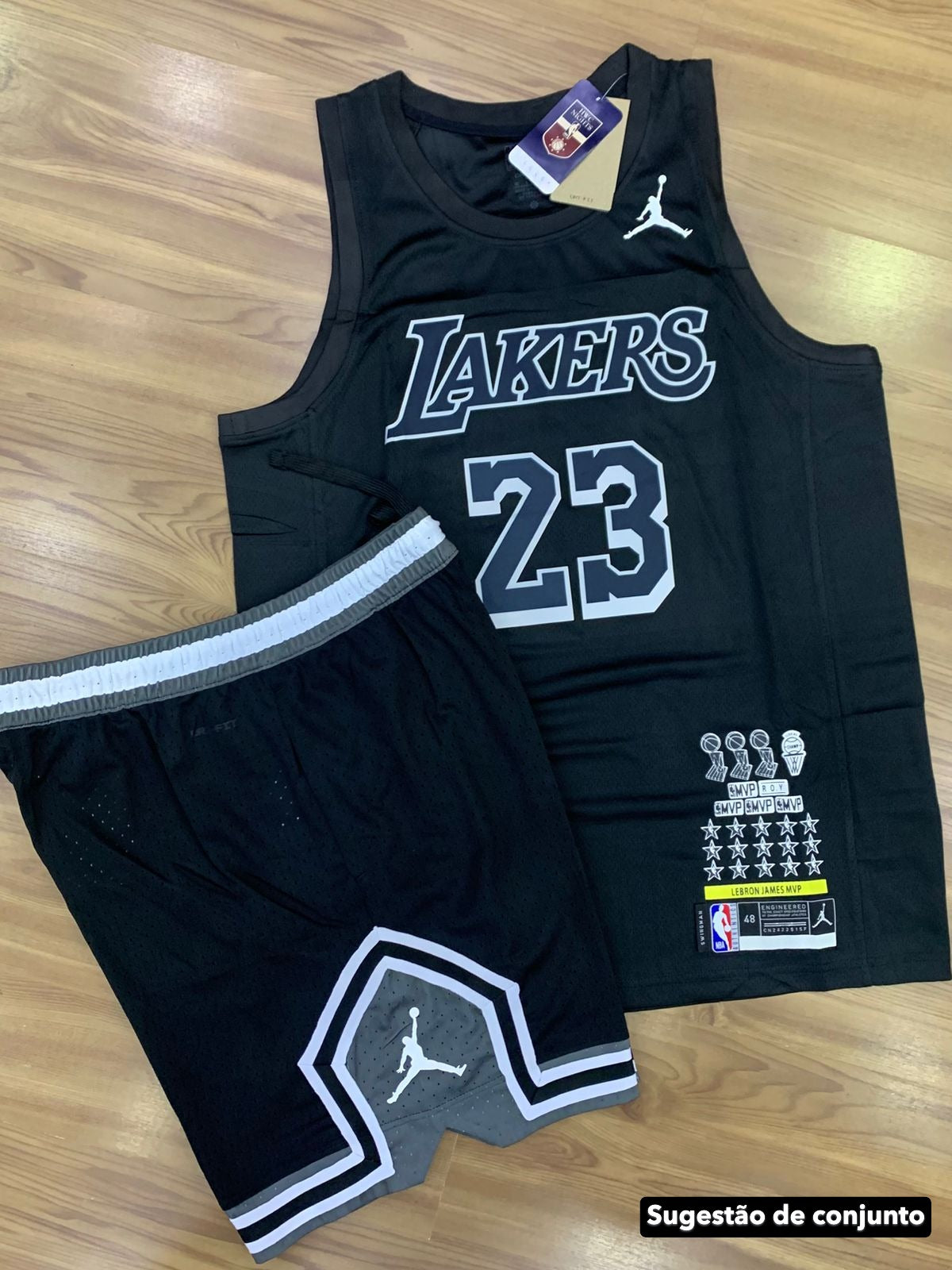 Short Jordan preto com detalhe cinza