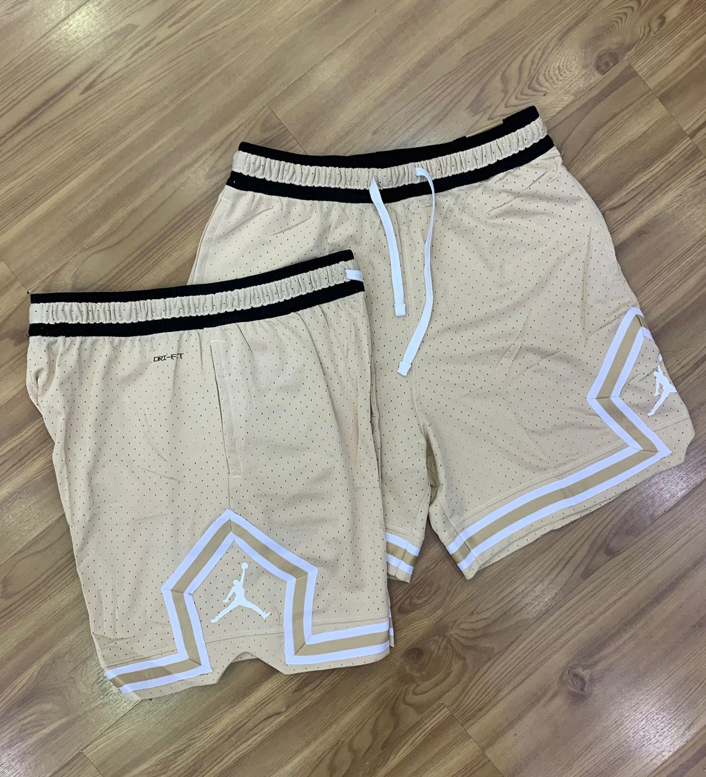 Short Jordan Bege com preto e branco
