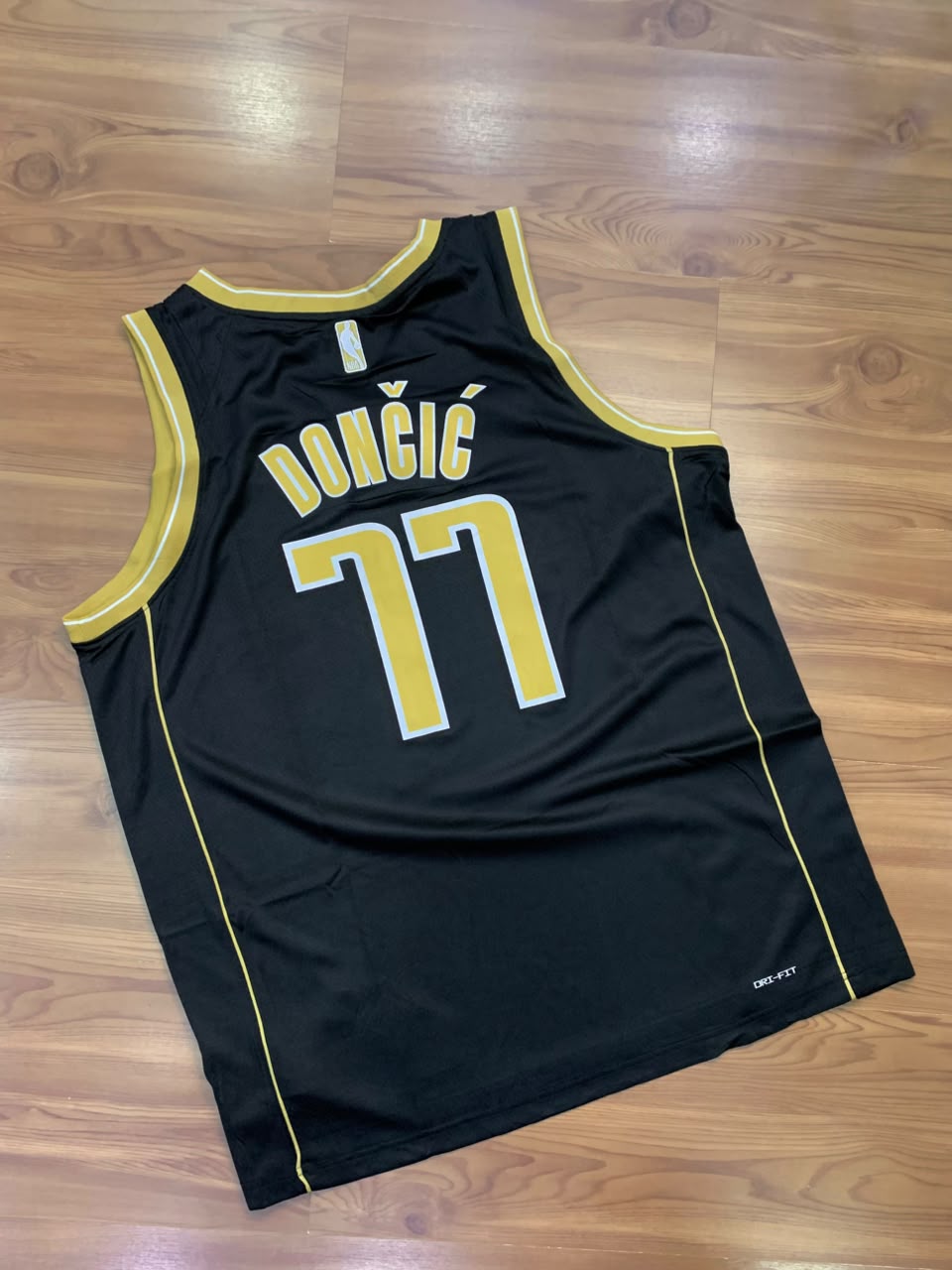 Camisa Basquete Dallas Mavericks 77 "Black & Gold Edition"