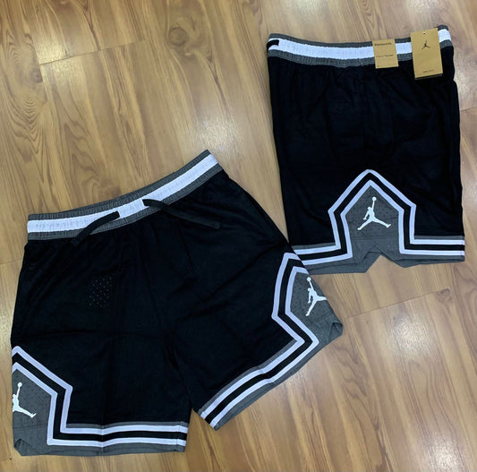 Short Jordan preto com detalhe cinza