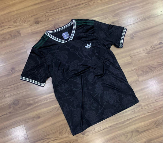 Camisa esportiva masculina preta com detalhe verde