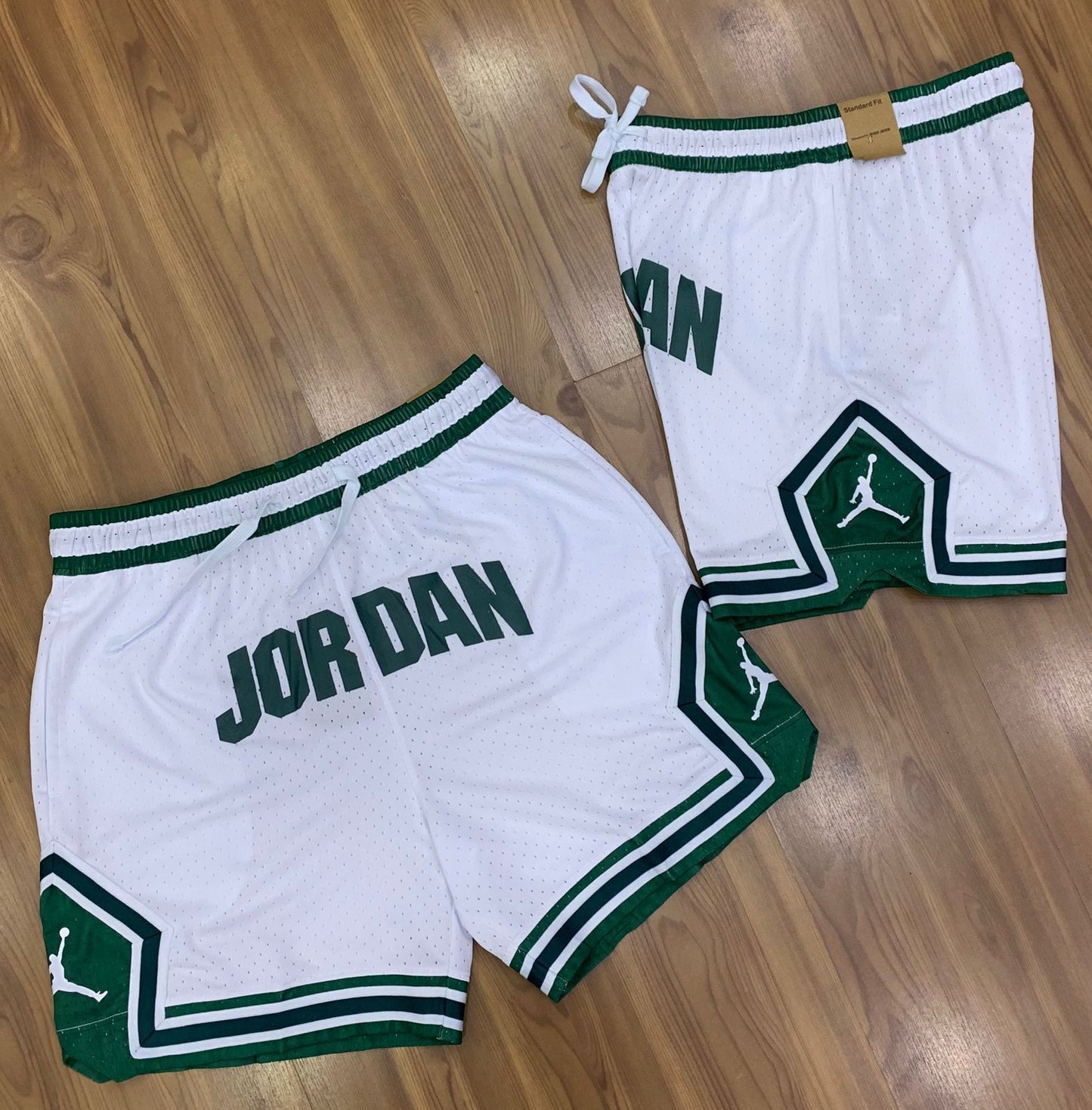 Short Jordan Branco com verde