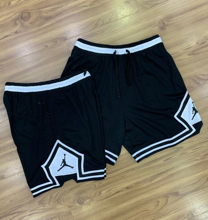 Short Jordan Preto com detalhe branco